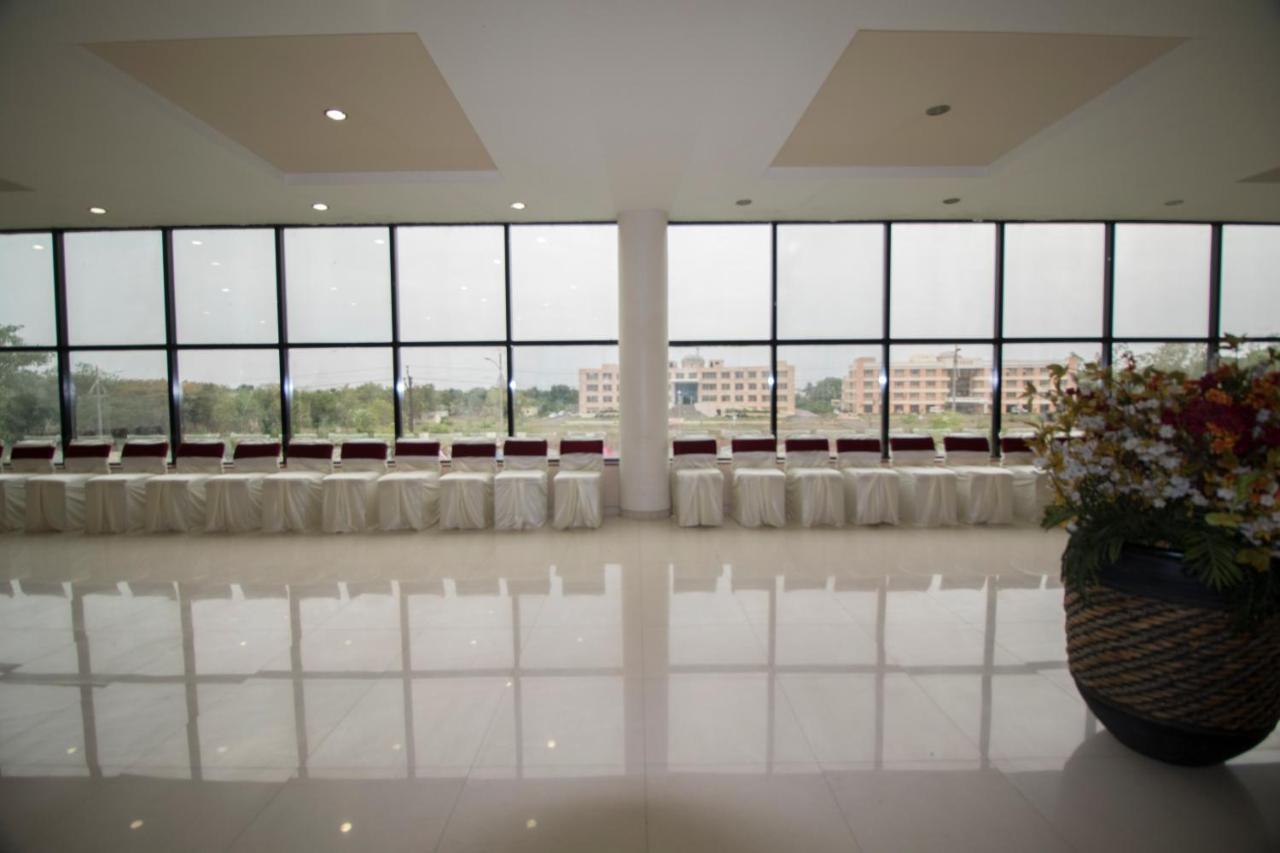Grand Sarovar Portico, Lātūr Εξωτερικό φωτογραφία